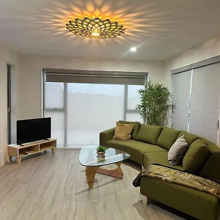 Seaviews Central With Airport Proximity